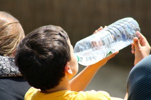 boy-drinking-from-bottle-738210_1280